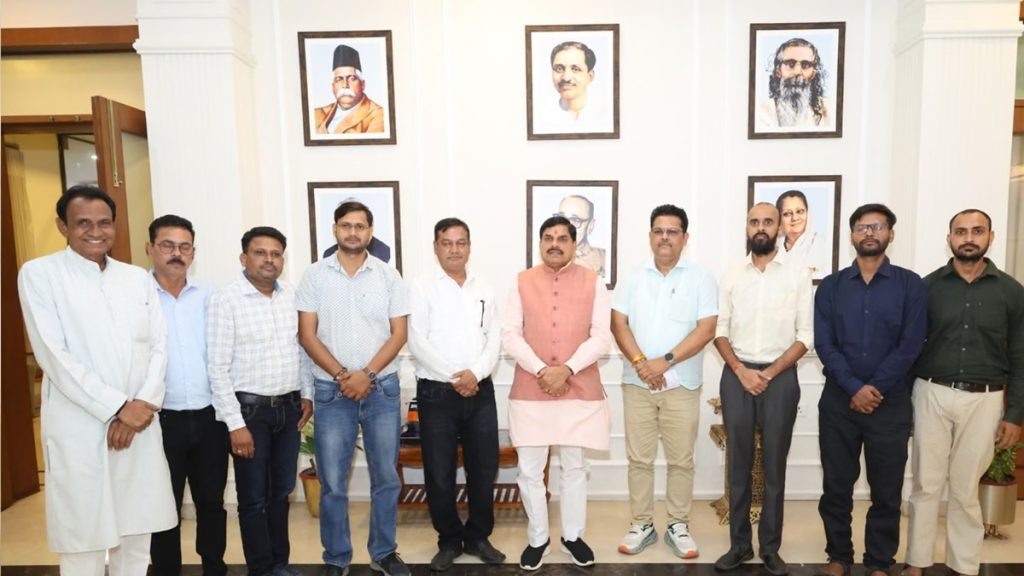 मध्यप्रदेश में स्वामित्व योजना को लेकर सरकार और पटवारी संघ में बनी सहमति, काम में मिलेगा पूरा सहयोग मध्यप्रदेश में स्वामित्व योजना को लेकर सरकार और पटवारी संघ में बनी सहमति, काम में मिलेगा पूरा सहयोग