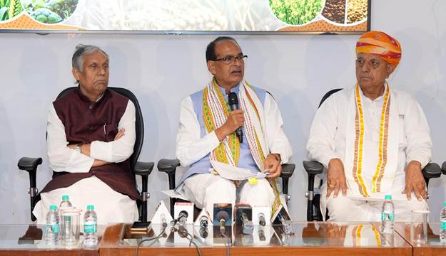 रबी अभियान 2026-27: किसानों के हितों की रक्षा के लिए सरकार प्रतिबद्ध, खाद की पर्याप्त उपलब्धता का दावा रबी अभियान 2026-27: किसानों के हितों की रक्षा के लिए सरकार प्रतिबद्ध, खाद की पर्याप्त उपलब्धता का दावा