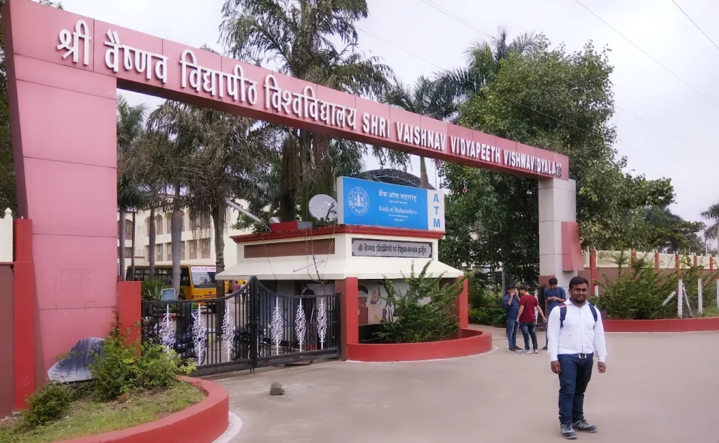 वैष्णव विश्वविद्यालय इंदौर की अनूठी पहल, किसानों को कृषि समाचार पत्र पढ़ने के लिए किया प्रेरित वैष्णव विश्वविद्यालय इंदौर की अनूठी पहल, किसानों को कृषि समाचार पत्र पढ़ने के लिए किया प्रेरित