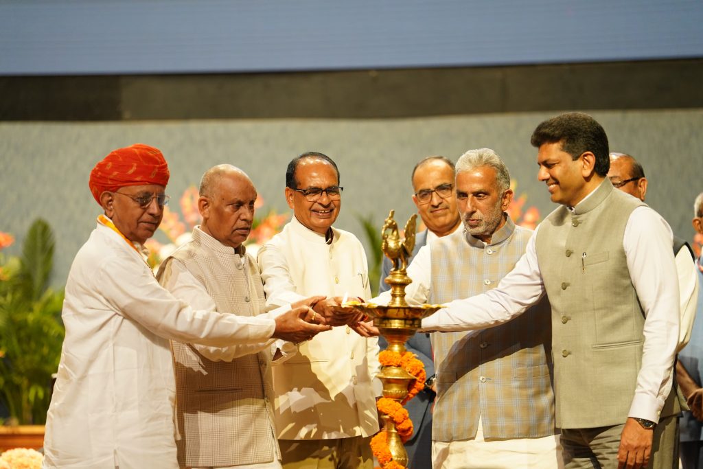 सीधी जिले को कृषि विकास में सम्मान, केंद्रीय मंत्री शिवराज सिंह चौहान ने कलेक्टर को नवाजा सीधी जिले को कृषि विकास में सम्मान, केंद्रीय मंत्री शिवराज सिंह चौहान ने कलेक्टर को नवाजा
