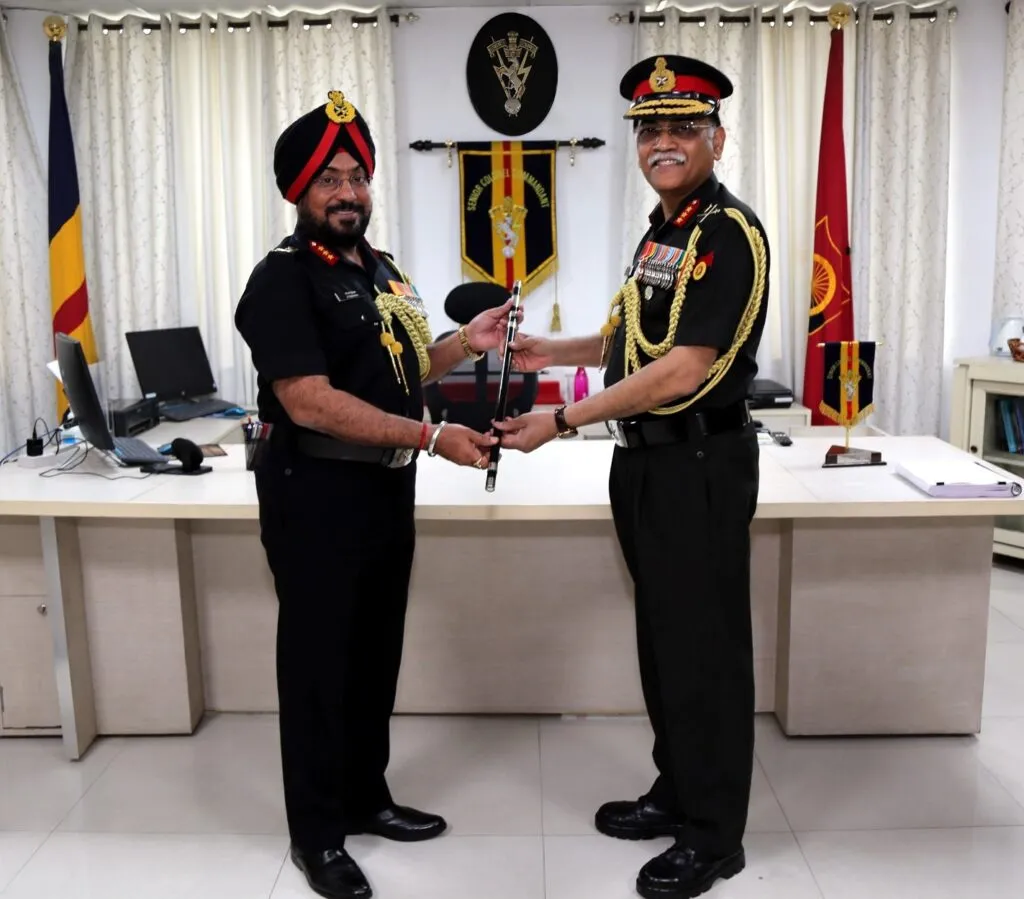 Lieutenant General J.S. Sidana इलेक्ट्रॉनिक्स और मैकेनिकल इंजीनियर्स के 33वें महानिदेशक के रूप में पदभार संभालेंगे। Lieutenant General J.S. Sidana इलेक्ट्रॉनिक्स और मैकेनिकल इंजीनियर्स के 33वें महानिदेशक के रूप में पदभार संभालेंगे।