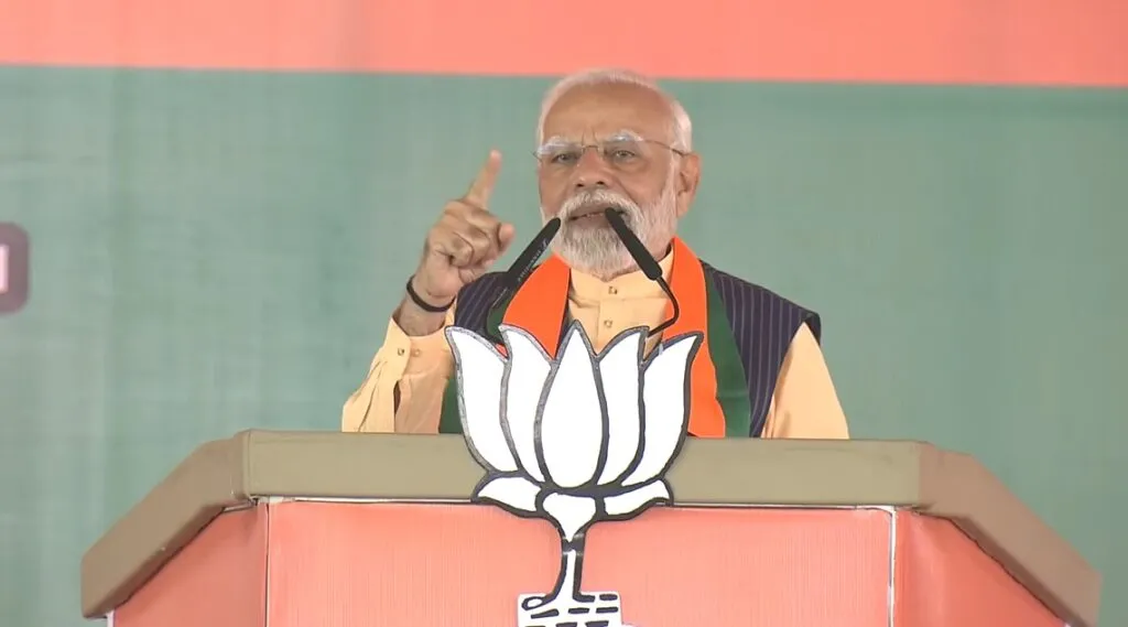 PM Modi In Morena: कांग्रेस ने जवानों को बांध रखा था, हमने सेना को पूरी छूट दी