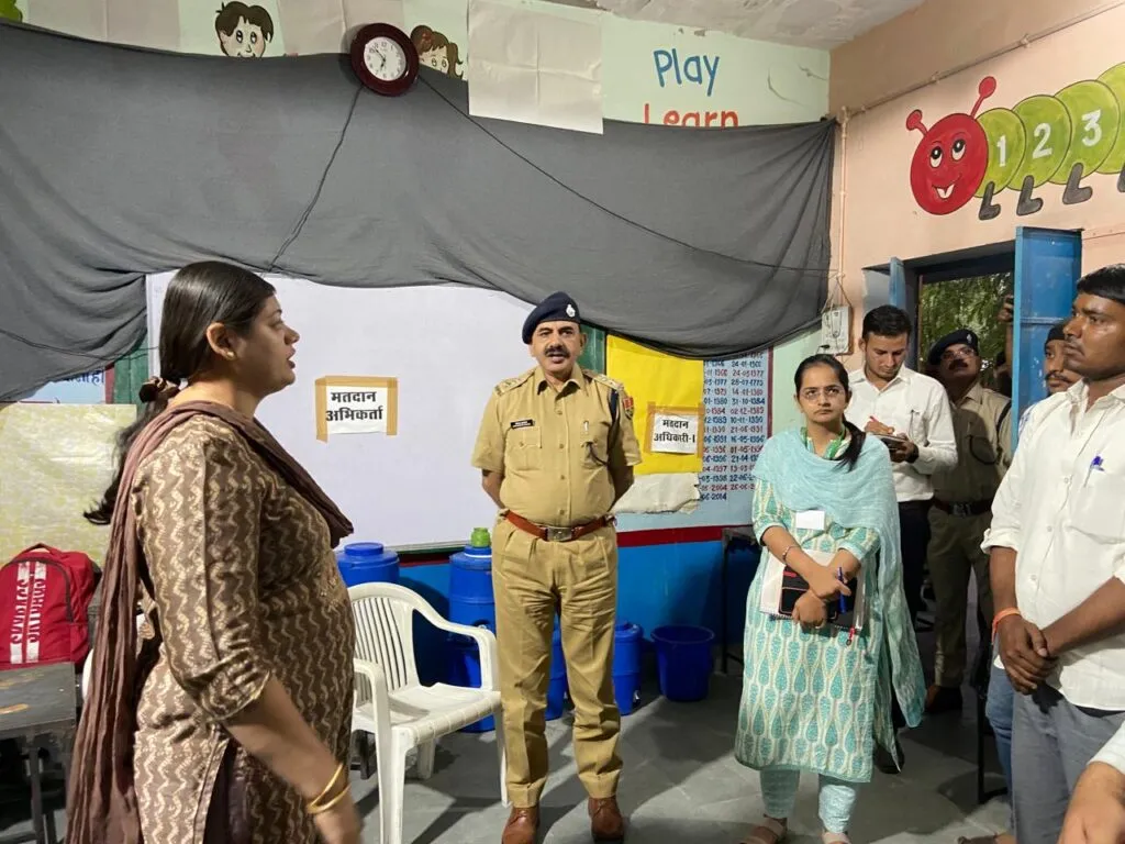 लोकसभा आम चुनाव-2024: रिटर्निंग ऑफिसर ने मतदान बूथों की जांच की