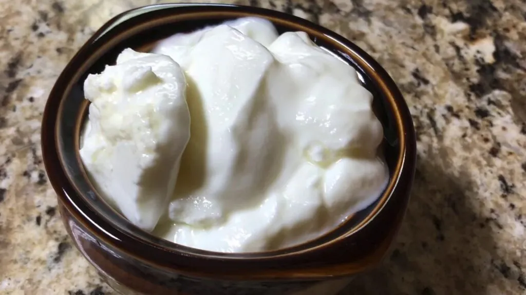 Wfat should mix in curd salt or sugar