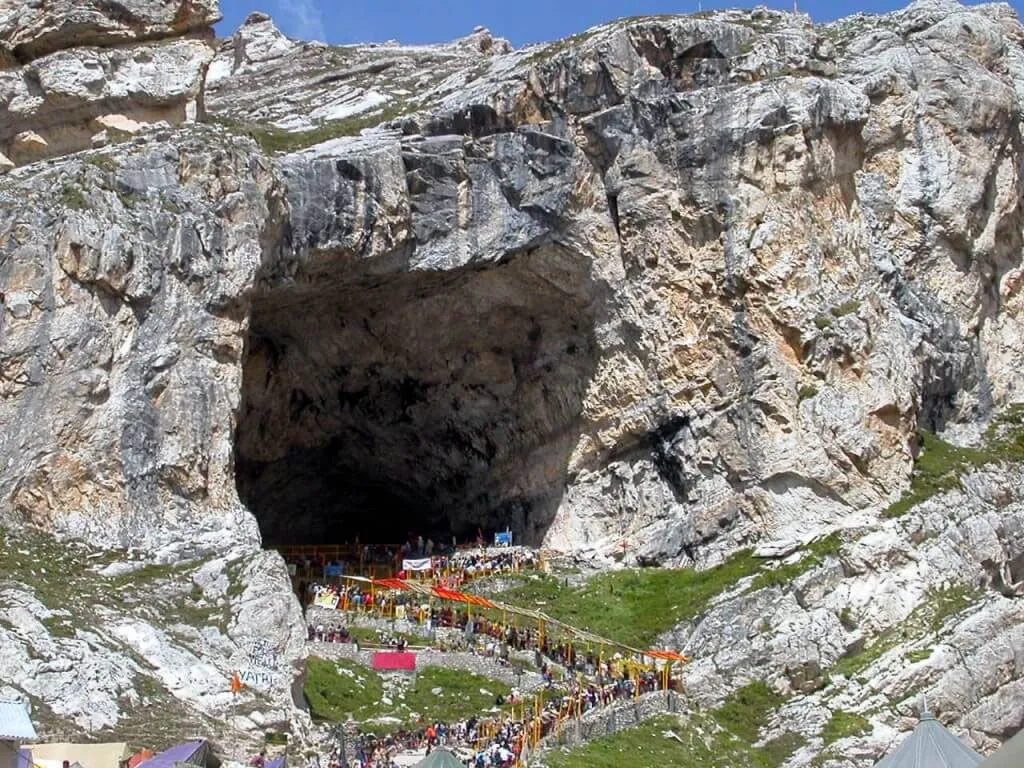 Amarnath Yatra: पवित्र गुफा को देखने के लिए उत्सुक तीर्थयात्री, समय से पहले पिघल गया शिवलिंग ! Amarnath Yatra