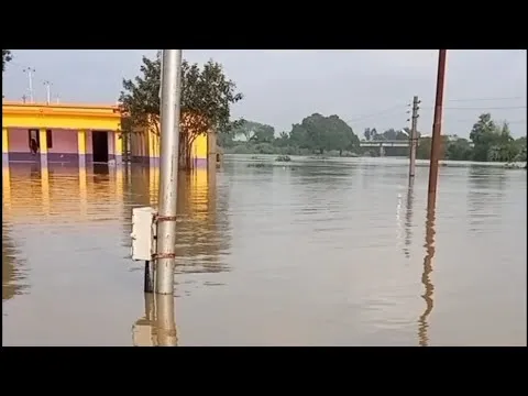 Uttar Pradesh में भारी बारिश से नदियों का जलस्तर बढ़ा, कई जिलों में बाढ़ की स्थिति; Uttar Pradesh Flood Problem