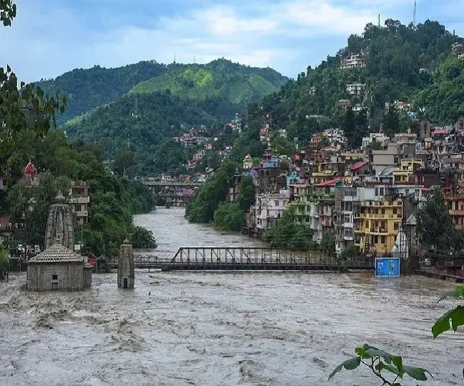 Uttarakhand में भारी बारिश का रेड अलर्ट जारी, स्कूल रहेंगे बंद ! Uttarakhand Weather Latest Update: