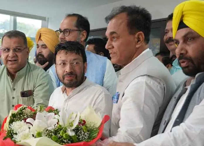 Dr. Ravjot Singh ने पंजाब के स्थानीय सरकार और संसदीय मामलों के कैबिनेट मंत्री के रूप में कार्यभार संभाला Dr. Ravjot Singh ने पंजाब के स्थानीय सरकार और संसदीय मामलों के कैबिनेट मंत्री के रूप में कार्यभार संभाला