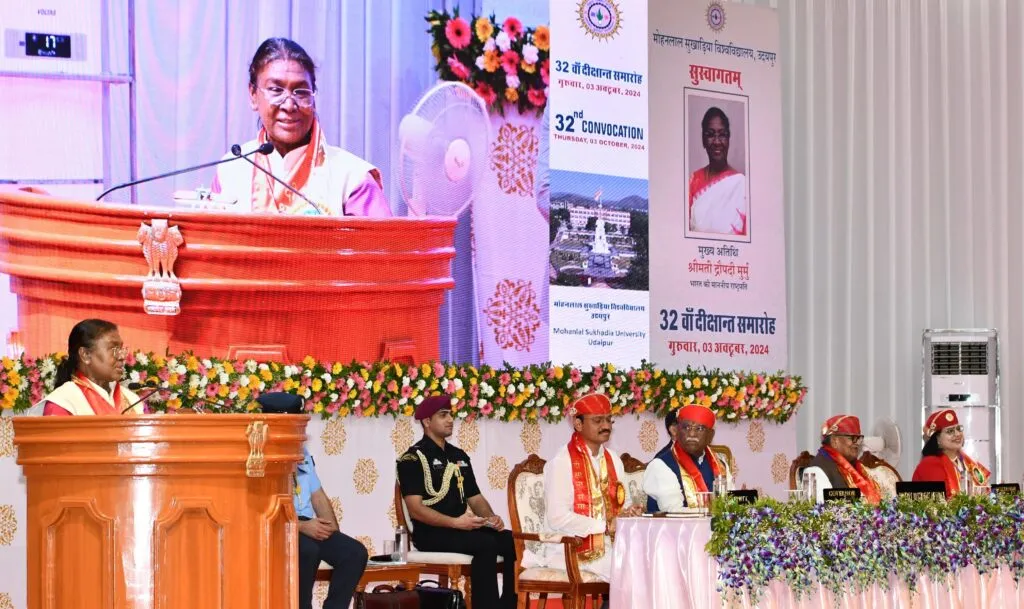 राज्यपाल Mr. Bagade राष्ट्रपति के साथ मोहनलाल सुखाड़िया विश्वविद्यालय के दीक्षांत समारोह में सम्मिलित हुए राज्यपाल Mr. Bagade राष्ट्रपति के साथ मोहनलाल सुखाड़िया विश्वविद्यालय के दीक्षांत समारोह में सम्मिलित हुए