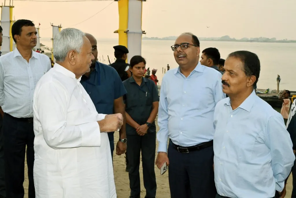 CM Nitish Kumar ने छठ महापर्व की तैयारियों को लेकर सड़क मार्ग से विभिन्न छठ घाटों का किया निरीक्षण CM Nitish Kumar ने छठ महापर्व की तैयारियों को लेकर सड़क मार्ग से विभिन्न छठ घाटों का किया निरीक्षण