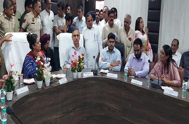 Minister Shruti Chaudhary ने अधिकारियों को विकास कार्यों को तेजी से पूरा करने का आदेश दिया। Minister Shruti Chaudhary ने अधिकारियों को विकास कार्यों को तेजी से पूरा करने का आदेश दिया।