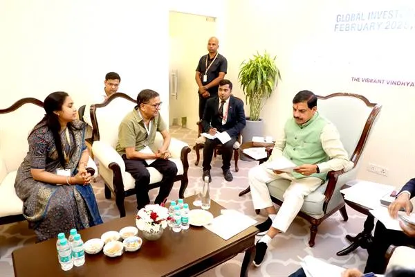 CM Dr. Yadav ने उद्योगपतियों से की रीवा आरआईसी में वन-टू-वन चर्चा CM Dr. Yadav ने उद्योगपतियों से की रीवा आरआईसी में वन-टू-वन चर्चा