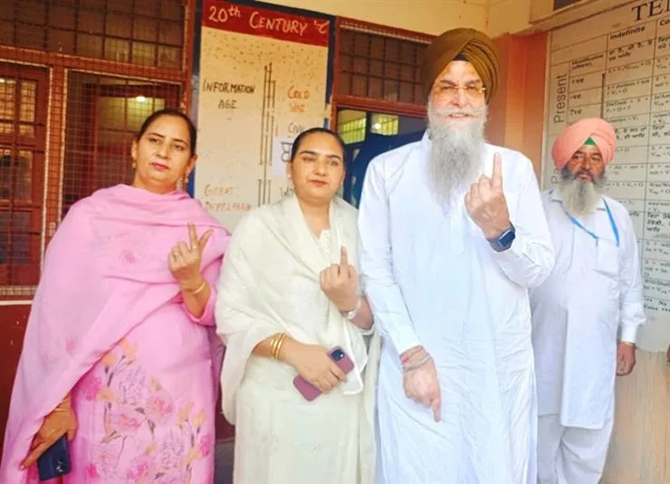 Punjab Assembly Speaker Kultar Sandhwan ने पंचायत चुनाव में वोट डाला Punjab Assembly Speaker Kultar Sandhwan ने पंचायत चुनाव में डाला वोट