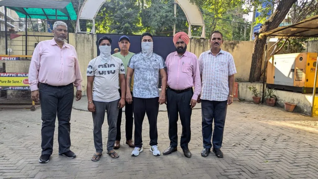 Vigilance Bureau ने प्लॉट के नामांतरण के लिए किश्तों में 65 हजार रुपये की रिश्वत ले रहे पूर्व पटवारी और उसके सहयोगी को किया गिरफ्तार Vigilance Bureau ने प्लॉट के नामांतरण के लिए किश्तों में 65 हजार रुपये की रिश्वत ले रहे पूर्व पटवारी और उसके सहयोगी को किया गिरफ्तार