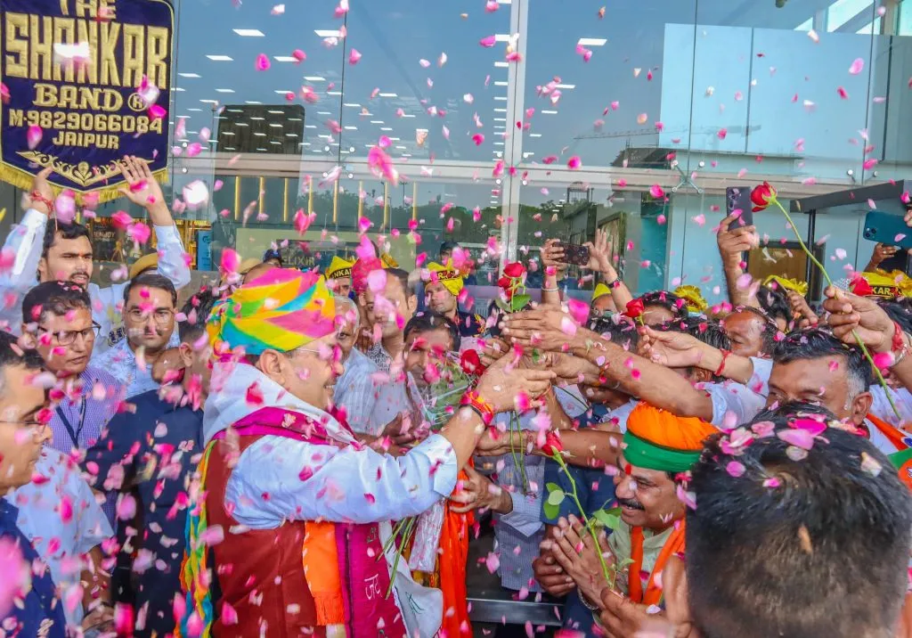 CM Bhajanlal Sharma का विदेश यात्रा से लौटने पर जयपुर एयरपोर्ट पर हुआ भव्य स्वागत CM Bhajanlal Sharma का विदेश यात्रा से लौटने पर जयपुर एयरपोर्ट पर हुआ भव्य स्वागत