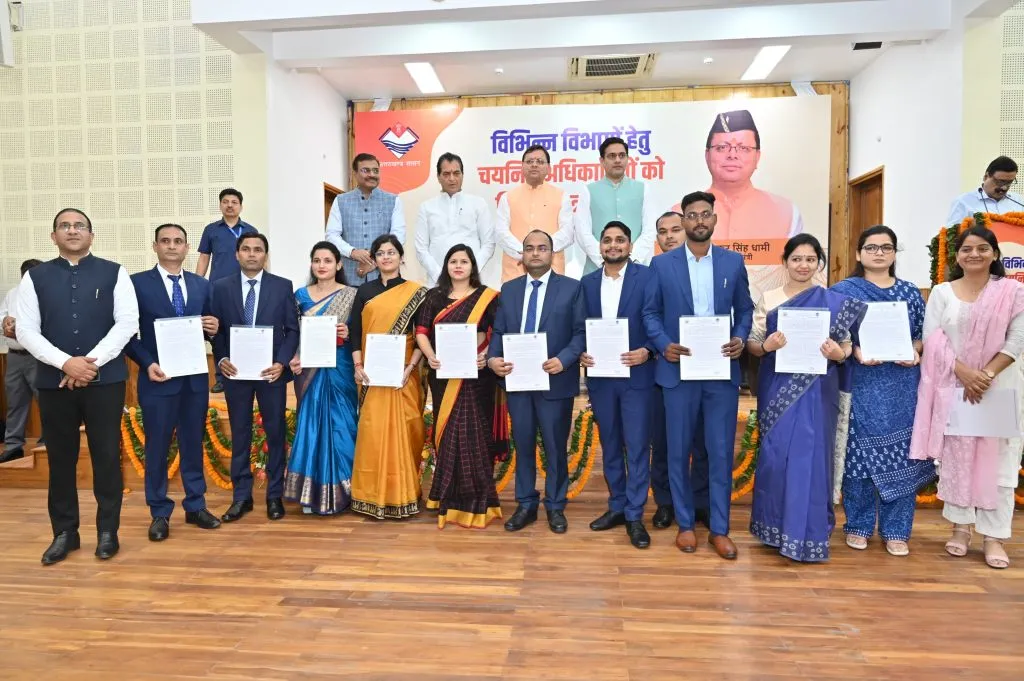 CM Dhami ने मुख्यमंत्री आवास स्थित मुख्य सेवक सदन में सम्मिलित राज्य सिविल / प्रवर अधीनस्थ सेवा परीक्षा 2021 के अन्तर्गत चयनित 19 विभागों के 289 अधिकारियों को नियुक्ति पत्र प्रदान किये। मुख्यमंत्री श्री पुष्कर सिंह धामी ने मुख्यमंत्री आवास स्थित मुख्य सेवक सदन में सम्मिलित राज्य सिविल / प्रवर अधीनस्थ सेवा परीक्षा 2021 के अन्तर्गत चयनित 19 विभागों के 289 अधिकारियों को नियुक्ति पत्र प्रदान किये।