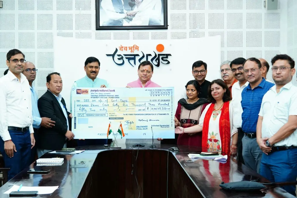 CM Pushkar Dhami को मुख्यमंत्री कैम्प कार्यालय में पिटकुल प्रबंध निदेशक द्वारा 11 करोड़ का लांभांश का चेक सौंपा गया।
