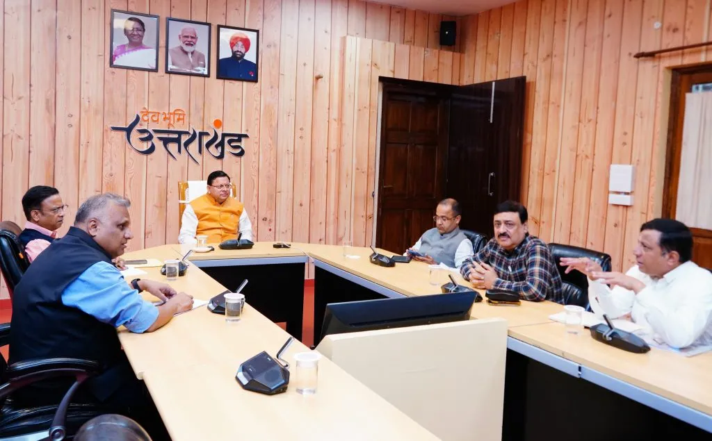 CM Pushkar Dhami ने सड़क गड्ढा मुक्त अभियान की समीक्षा करते हुए अधिकारियों से अब तक पूर्ण हुए कार्यों की विस्तृत जानकारी ली। CM Pushkar Dhami ने सड़क गड्ढा मुक्त अभियान की समीक्षा करते हुए अधिकारियों से अब तक पूर्ण हुए कार्यों की विस्तृत जानकारी ली।