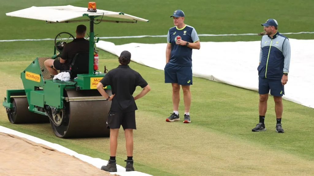 IND vs AUS: बारिश के बाद पर्थ की पिच कैसी होगी? किसे मिलेगी मदद, जानिए पिच क्यूरेटर ने क्या कहा IND vs AUS: बारिश के बाद पर्थ की पिच कैसी होगी? किसे मिलेगी मदद, जानिए पिच क्यूरेटर ने क्या कहा