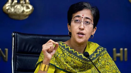 दिल्ली के CM Atishi ने विधानसभा चुनाव से पहले अधिकारियों को बदलने की अनुमति दी।
