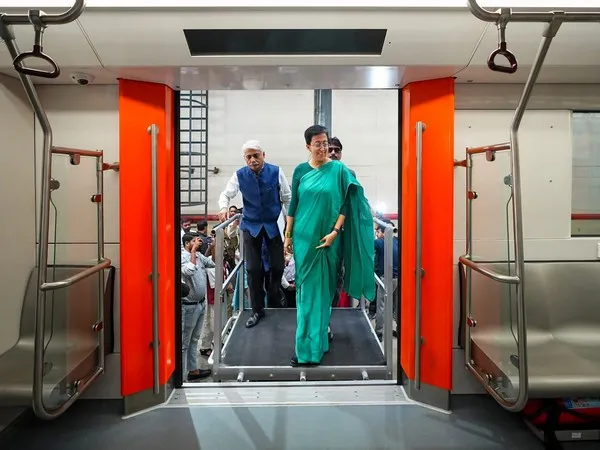 दिल्ली की CM Atishi ने ड्राइवरलेस ट्रेनों का निरीक्षण किया और कहा कि जल्द ही ड्राइवरलेस मेट्रो मिलेगी।