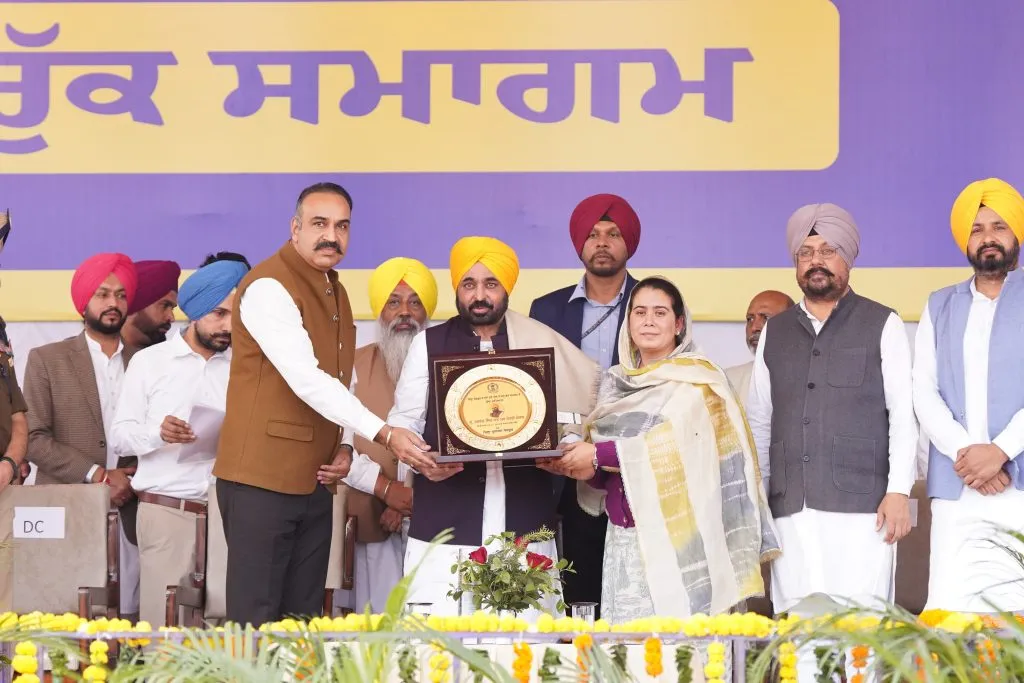 CM Bhagwant Mann की नई चुने गए पंचों से अपील, अपने गांवों को ‘आधुनिक विकास केंद्रों’ में बदलें CM Bhagwant Mann की नई चुने गए पंचों से अपील, अपने गांवों को 'आधुनिक विकास केंद्रों' में बदलें