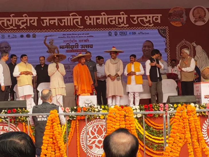 CM Yogi ने भगवान बिरसा मुण्डा की प्रतिमा पर माल्यार्पण कर उन्हें नमन किया CM Yogi ने भगवान बिरसा मुण्डा की प्रतिमा पर माल्यार्पण कर उन्हें नमन किया