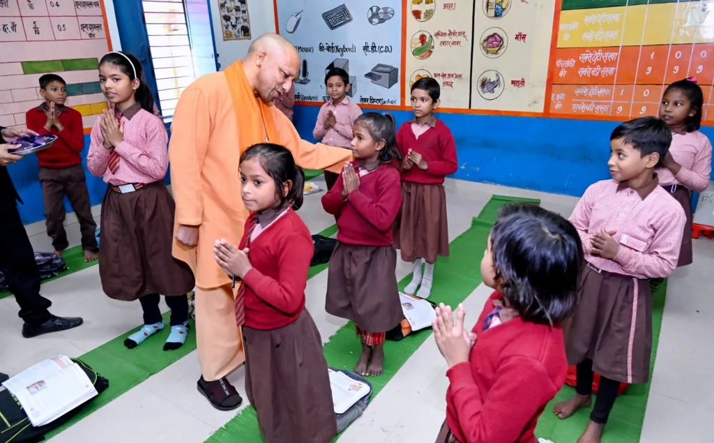 CM Yogi Adityanath ने इंग्लिश मीडियम प्राइमरी विद्यालय, सोनेपुर का औचक निरीक्षण किया