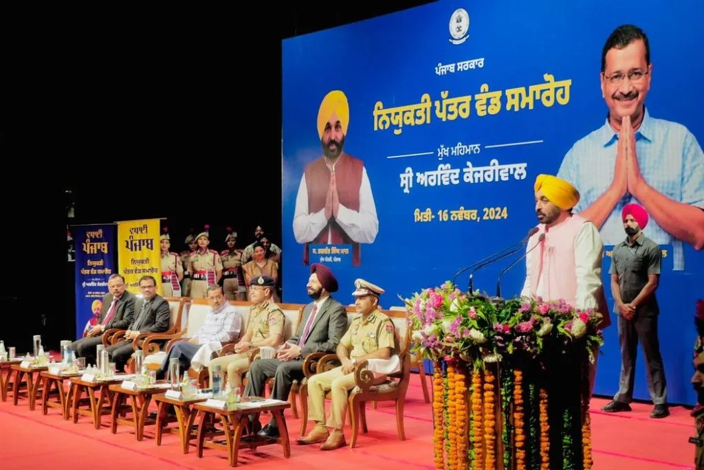 CM Bhagwant Mann ने नव भर्ती हुए पुलिसकर्मियों से शहीदों की आकांक्षाओं को संजोने के लिए कड़ी मेहनत करने का आह्वान किया CM Bhagwant Mann ने नव भर्ती हुए पुलिसकर्मियों से शहीदों की आकांक्षाओं को संजोने के लिए कड़ी मेहनत करने का आह्वान किया