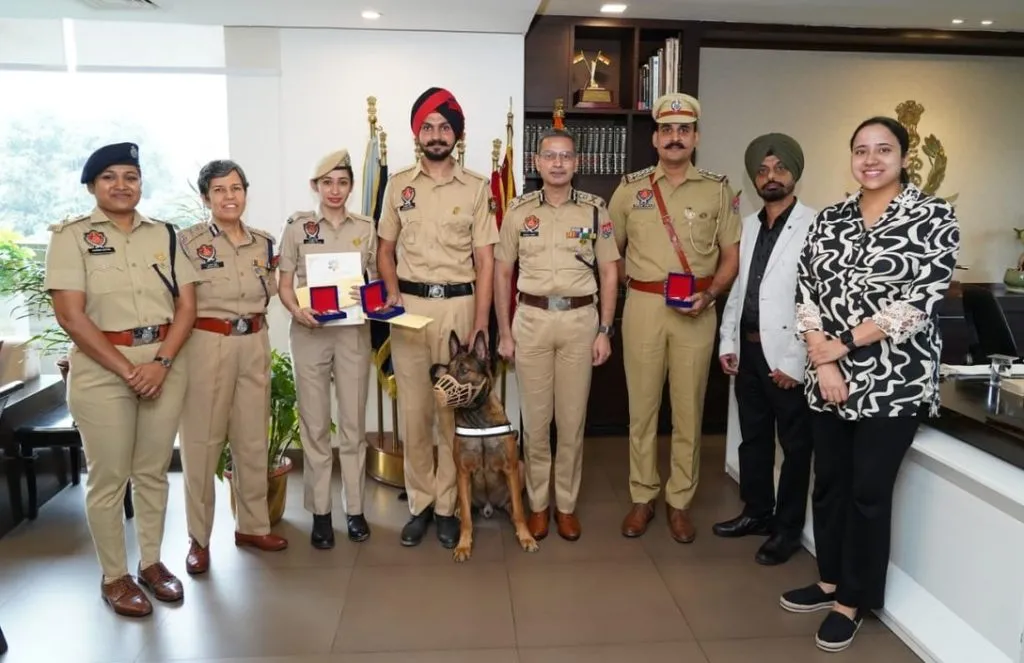 DGP Gaurav Yadav ने विजेताओं को दी बधाई, उन्हें दीक्षित किया डिस्क और नकद पुरस्कार DGP Gaurav Yadav ने विजेताओं को दी बधाई, उन्हें दीक्षित किया डिस्क और नकद पुरस्कार