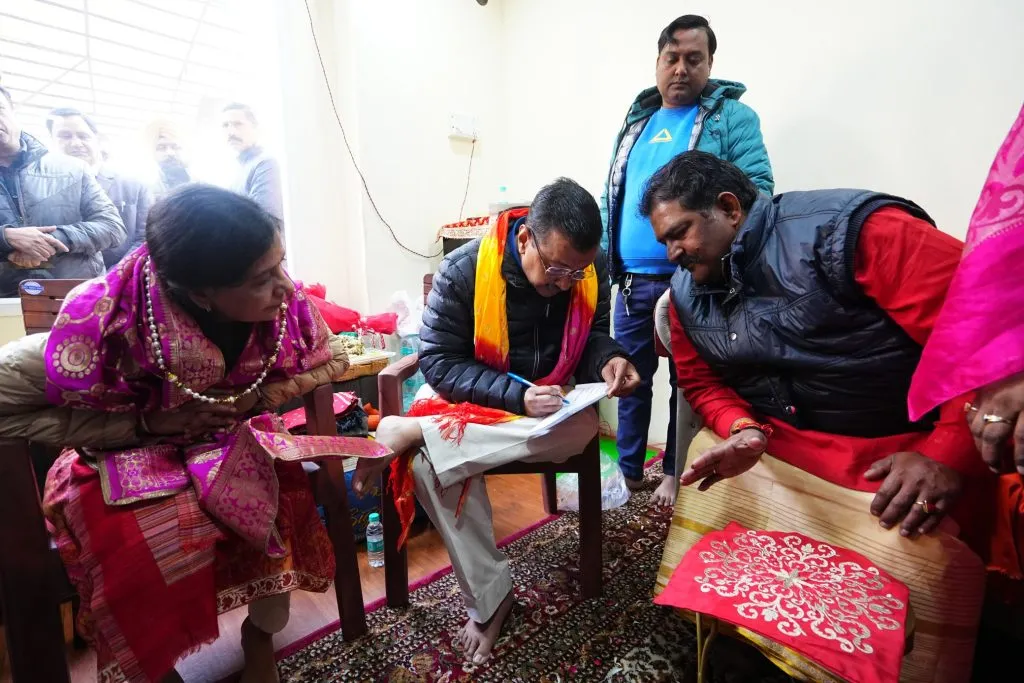 अरविंद केजरीवाल: दिल्ली के गुरुद्वारों और मंदिरों के पुजारियों और ग्रंथियों को हर महीने 18000 रुपये मिलेंगे अरविंद केजरीवाल: दिल्ली के गुरुद्वारों और मंदिरों के पुजारियों और ग्रंथियों को हर महीने 18000 रुपये मिलेंगे