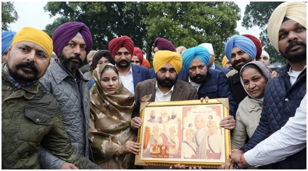 मुख्यमंत्री भगवंत सिंह मान: गुरुद्वारा श्री फतेहगढ़ साहिब में मत्था टेका मुख्यमंत्री भगवंत सिंह मान: गुरुद्वारा श्री फतेहगढ़ साहिब में मत्था टेका