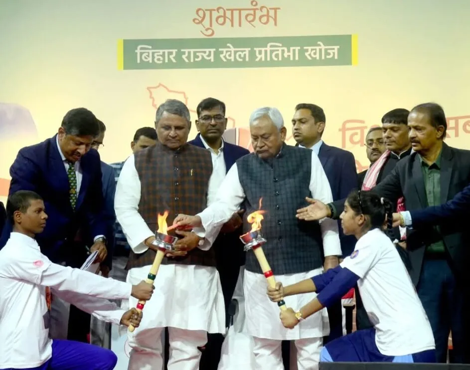 CM Nitish Kumar ने विष्व की सबसे बड़ी खेल प्रतिभा खोज प्रतियोगिता का मशाल जलाकर किया शुभारंभ CM Nitish Kumar ने विष्व की सबसे बड़ी खेल प्रतिभा खोज प्रतियोगिता का मशाल जलाकर किया शुभारंभ