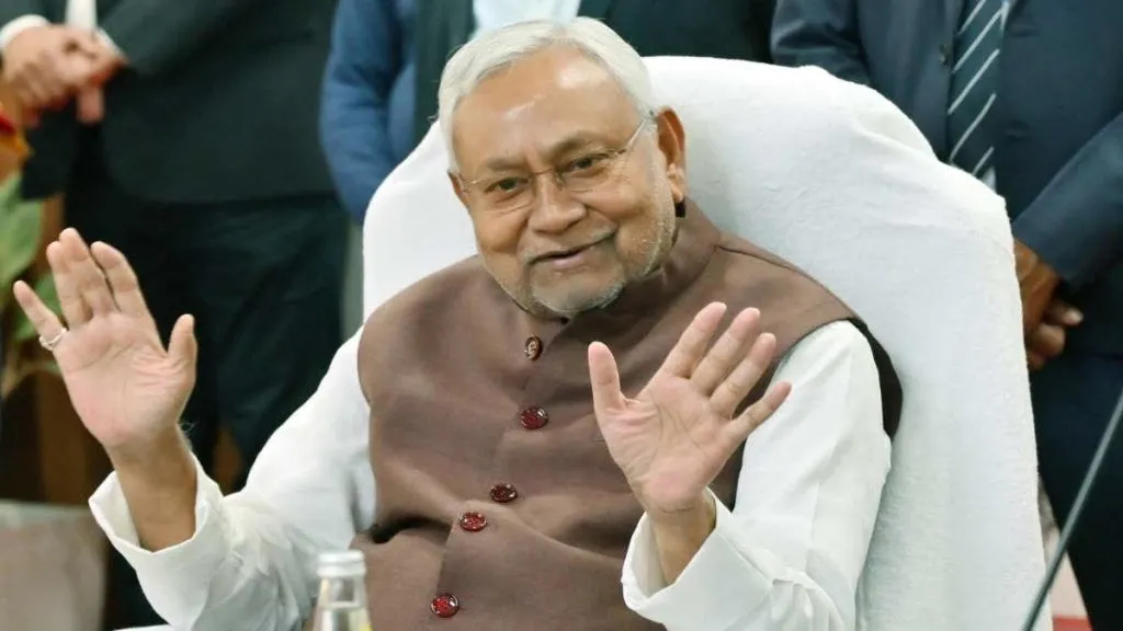 CM Nitish Kumar ने स्व0 लक्ष्मण कुमार और स्व0 दशरथ कुमार के परिजनों को मुख्यमंत्री राहत कोष से 02-02 लाख रूपये देने की घोषणा की CM Nitish Kumar ने स्व0 लक्ष्मण कुमार और स्व0 दशरथ कुमार के परिजनों को मुख्यमंत्री राहत कोष से 02-02 लाख रूपये देने की घोषणा की