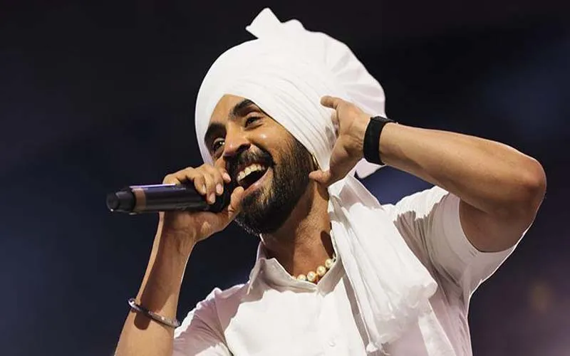 Diljit Dosanjh को देखने के लिए ट्रक पर चढ़े लोग, वीडियो वायरल Diljit Dosanjh को देखने के लिए ट्रक पर चढ़े लोग, वीडियो वायरल