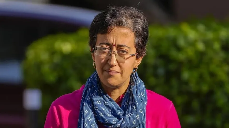 दिल्ली की CM Atishi ने 150 मोहल्ला बसों की जांच की; जानिए कब शुरू होंगे