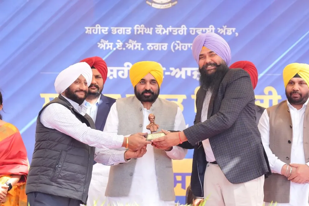 CM Bhagwant Mann ने जनता को समर्पित किया 'निशान-ए-इंकलाब' प्लाजा