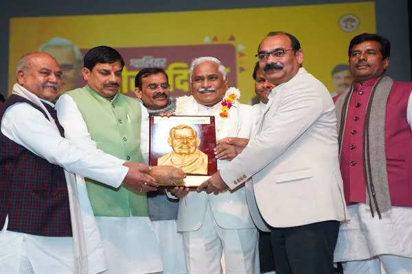 मुख्यमंत्री डॉ. मोहन यादव ने ग्वालियर गौरव दिवस पर किया प्रतिभाओं का सम्मान मुख्यमंत्री डॉ. मोहन यादव ने ग्वालियर गौरव दिवस पर किया प्रतिभाओं का सम्मान