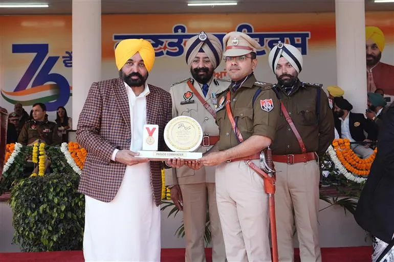 मुख्यमंत्री भगवंत सिंह मान ने पुलिसकर्मियों को मुख्यमंत्री रक्षक पदक और मुख्यमंत्री मेडल से सम्मानित किया मुख्यमंत्री भगवंत सिंह मान ने पुलिसकर्मियों को मुख्यमंत्री रक्षक पदक और मुख्यमंत्री मेडल से सम्मानित किया