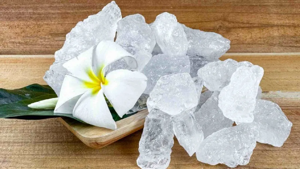 Alum Mouthwash Benefits: फिटकरी के पानी से मुंह धोने के ये फायदे, आपको भी पता नही होंगे ये फायेदे