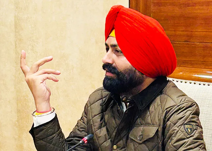 परिवहन मंत्री लालजीत सिंह भुल्लर ने सेवा नियमितीकरण के लिए समयबद्ध दृष्टिकोण के लिए अधिकारियों को निर्देश दिए परिवहन मंत्री लालजीत सिंह भुल्लर ने सेवा नियमितीकरण के लिए समयबद्ध दृष्टिकोण के लिए अधिकारियों को निर्देश दिए