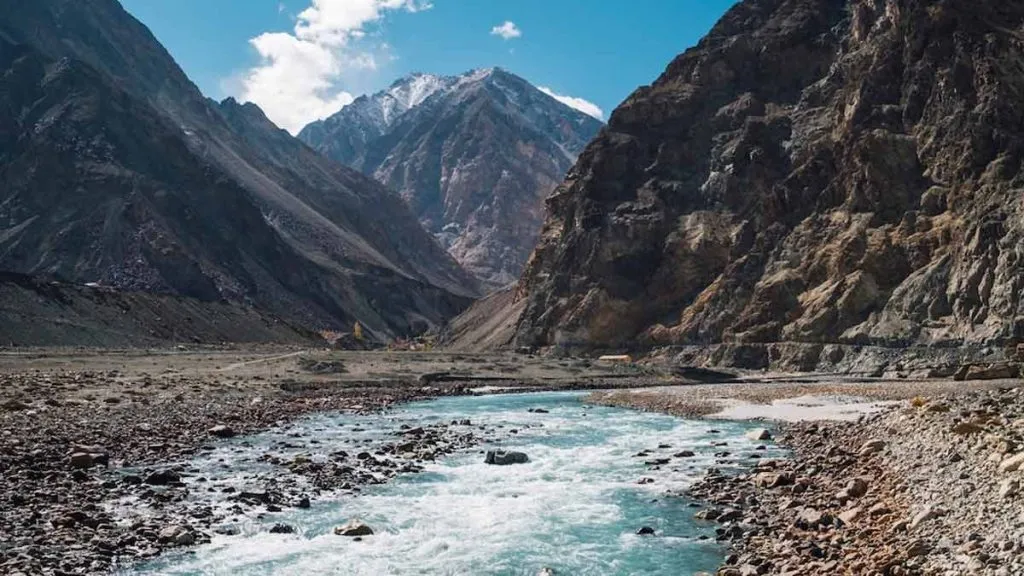 सरस्वती नदी कैसे लुप्त हुई और क्या आज भी थार रेगिस्तान में बहती है? जानें इन सवालों का जवाब। सरस्वती नदी कैसे लुप्त हुई और क्या आज भी थार रेगिस्तान में बहती है? जानें इन सवालों का जवाब।