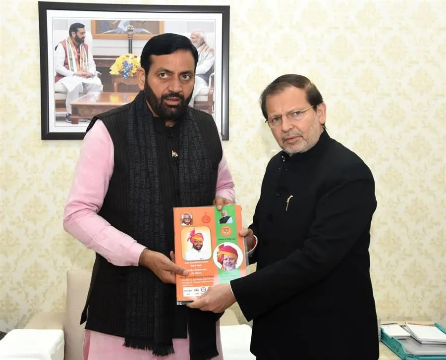 कैबिनेट मंत्री डॉ. अरविंद शर्मा ने मुख्यमंत्री को कार्य प्रगति पुस्तिका सौंपी 