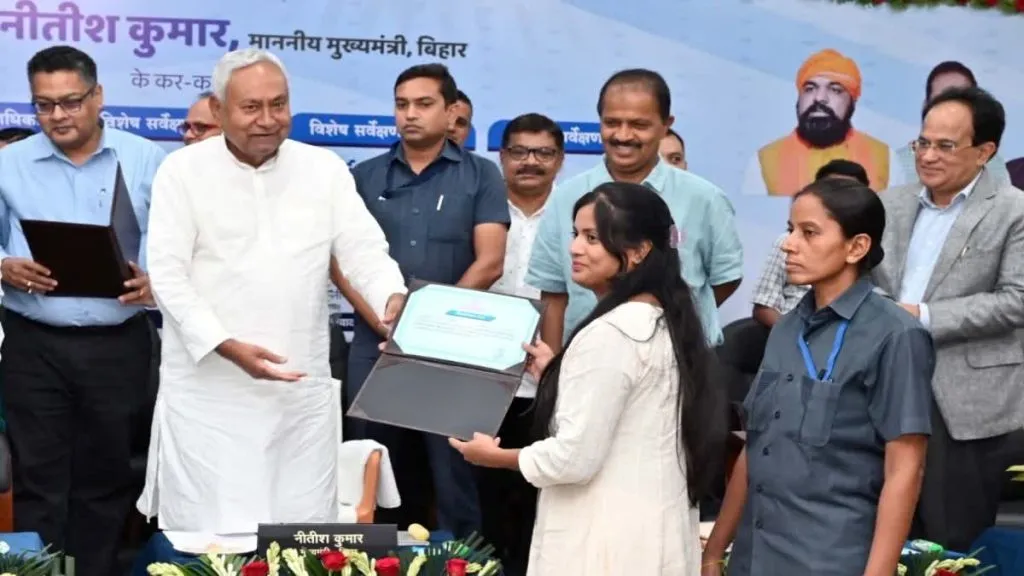 बिहार में नौकरी की बहार, मुख्यमंत्री नीतीश कुमार ने 6837 उम्मीदवारों को नियुक्ति पत्र दिया