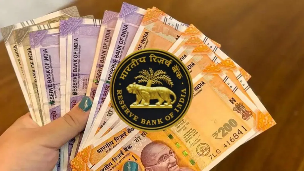 RBI News Update On ATM: 100 और 200 रुपये के नोटों को लेकर बैंकों में हड़कंप, जानें क्या है आरबीआई का नया फरमान RBI News Update On ATM: 100 और 200 रुपये के नोटों को लेकर बैंकों में हड़कंप, जानें क्या है आरबीआई का नया फरमान