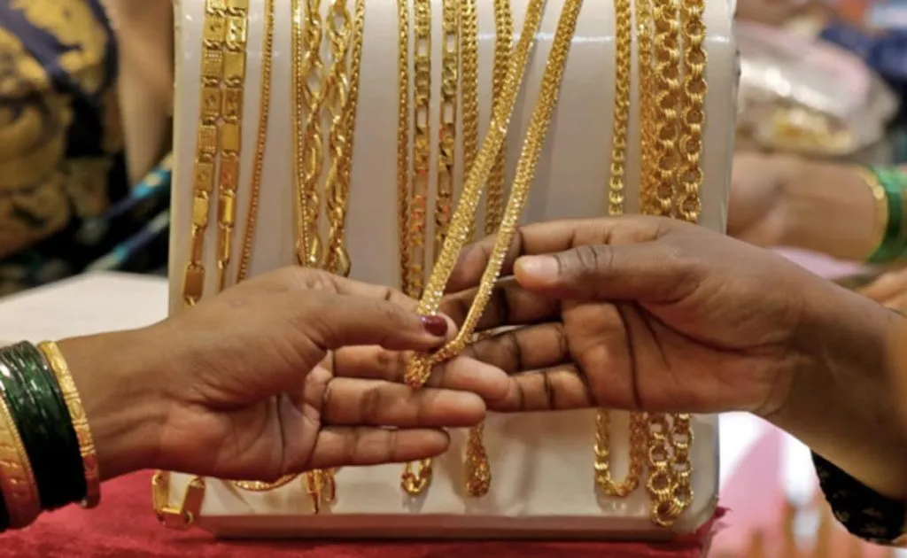 Gold Price: 28 अप्रैल को हुआ सोना सस्ता, क्या यह अक्षय तृतीया से पहले सोना खरीदने का सही समय है? लेटेस्ट रेट्स जानें