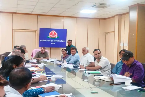 Rajasthan News: अधिकारिता विभाग के निदेशक ने वीडियो कॉन्फ्रेंसिंग के माध्यम से योजनाओं की समीक्षा