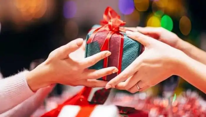 Vastu Tips For Gifts: ये पांच चीजें तोहफे में भूलकर भी न दें, नहीं तो जीवन में अशांति और समस्याएं आ सकती हैं Vastu Tips For Gifts: ये पांच चीजें तोहफे में भूलकर भी न दें, नहीं तो जीवन में अशांति और समस्याएं आ सकती हैं