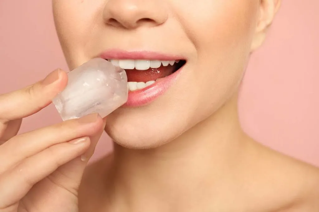 Ice in Mouth Health Problems: गर्मियों में कुछ लोग सीधे बर्फ को मुंह में रखते हैं, जानें इससे कितना नुकसान होता है?