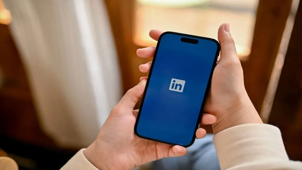 LinkedIn का नया AI Job Search टूल लॉन्च: अब नेचुरल लैंग्वेज में नौकरी खोजना हुआ आसान LinkedIn का नया AI Job Search टूल लॉन्च: अब नेचुरल लैंग्वेज में नौकरी खोजना हुआ आसान